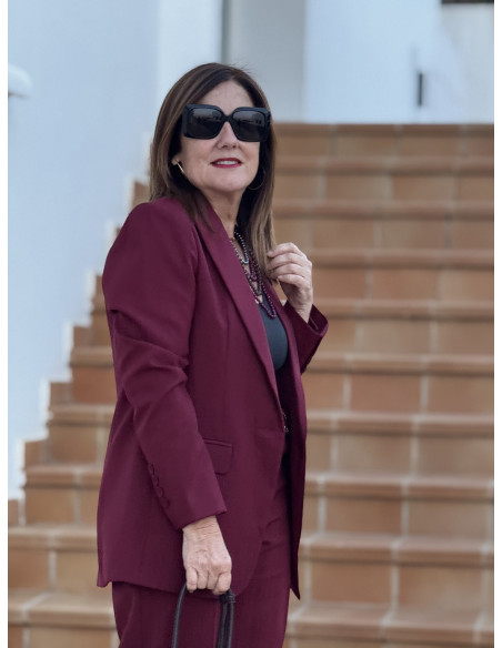 Chaqueta granate con tejido espiga y forro interior