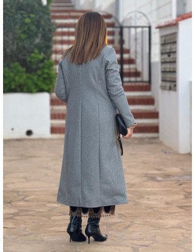Abrigo de paño gris con cierre cruzado y solapa