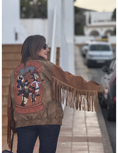 Chaqueta antelina combinada con flecos y dibujo...