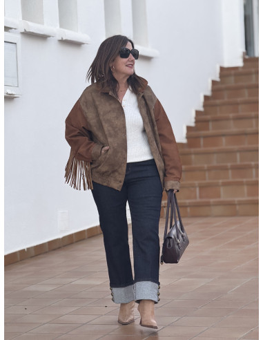Chaqueta antelina combinada con flecos y dibujo...