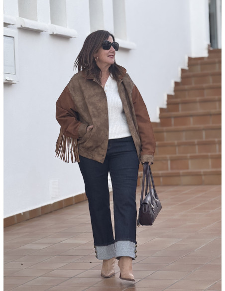 Chaqueta antelina combinada con flecos y dibujo en espalda