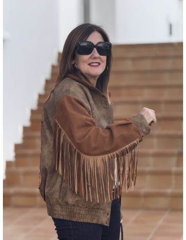 Chaqueta antelina combinada con flecos y dibujo...