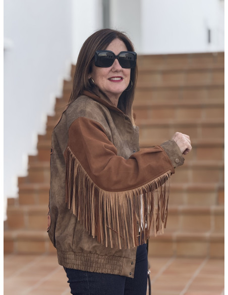 Chaqueta antelina combinada con flecos y dibujo en espalda