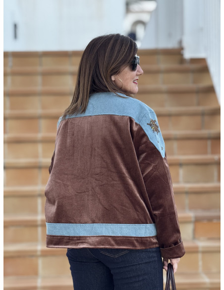 Cazadora terciopelo marrón chocolate combinada con denim y bordados