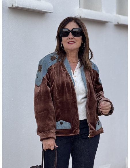 Cazadora terciopelo marrón chocolate combinada con denim y bordados