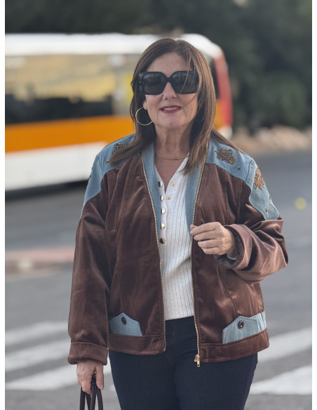 Cazadora terciopelo marrón chocolate combinada con denim y bordados