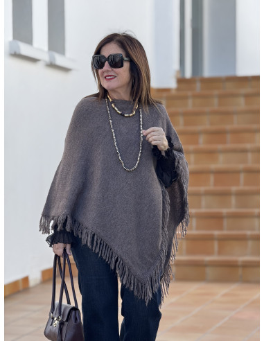 Poncho marrón con flecos