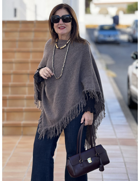 Poncho marrón con flecos