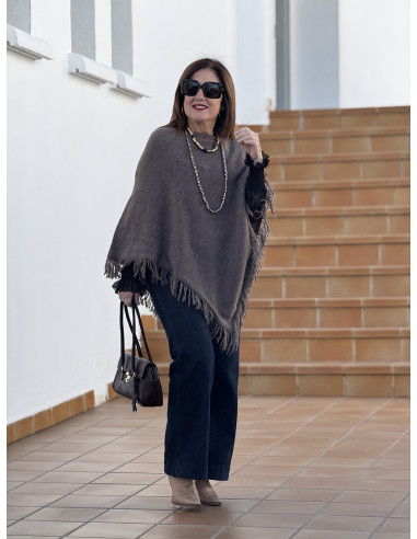 Poncho marrón con flecos