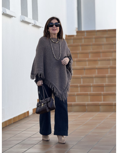 Poncho marrón con flecos