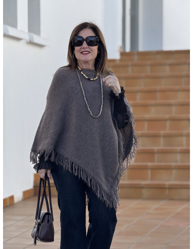 Poncho marrón con flecos
