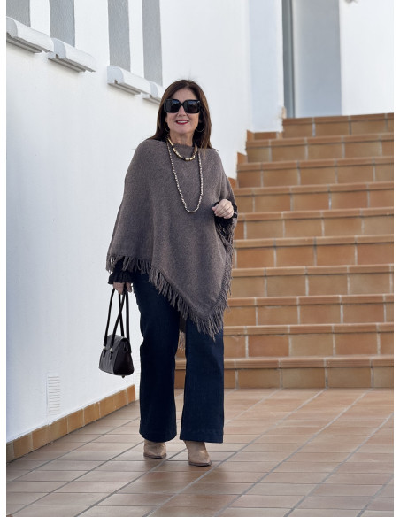 Poncho marrón con flecos