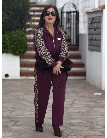 Conjunto dos piezas en granate con detalles animal print