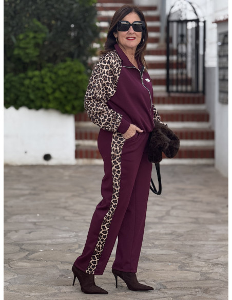 Conjunto dos piezas en granate con detalles animal print