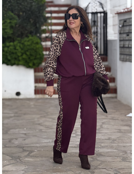 Conjunto dos piezas en granate con detalles animal print