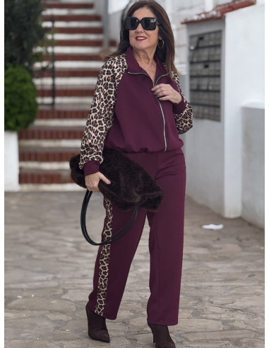 Conjunto dos piezas en granate con detalles...