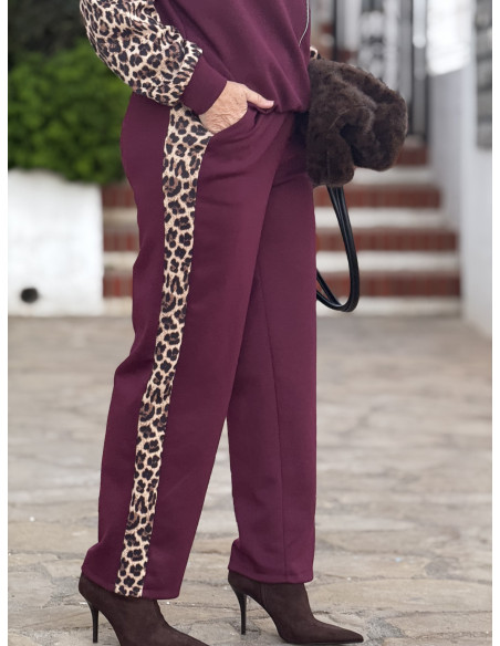 Conjunto dos piezas en granate con detalles animal print
