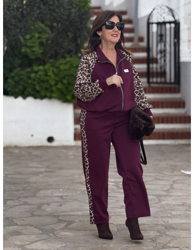 Conjunto dos piezas en granate con detalles...