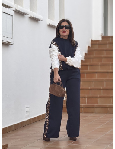 Conjunto azul marino técnico con detalles...