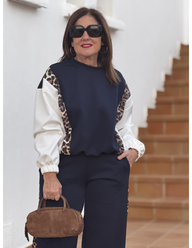 Conjunto azul marino técnico con detalles...