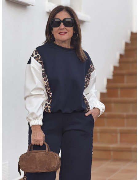 Conjunto azul marino técnico con detalles animal print