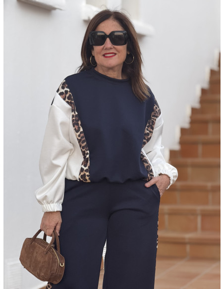 Conjunto azul marino técnico con detalles animal print