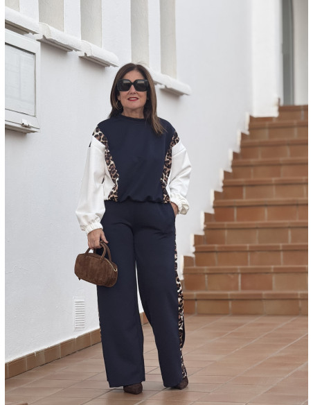 Conjunto azul marino técnico con detalles animal print