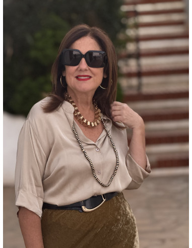 Camisa satinada cuello mao manga 3/4 tostado