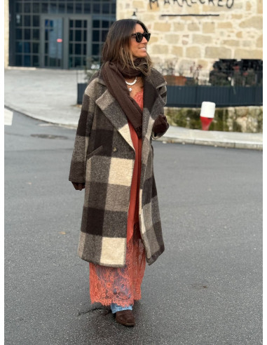 Abrigo cruzado a cuadros en tonos marrones y crudo