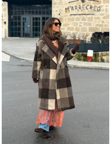 Abrigo cruzado a cuadros en tonos marrones y crudo