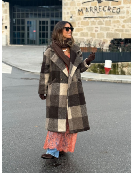 Abrigo cruzado a cuadros en tonos marrones y crudo