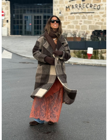 Abrigo cruzado a cuadros en tonos marrones y crudo