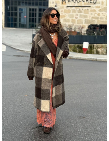 Abrigo cruzado a cuadros en tonos marrones y crudo