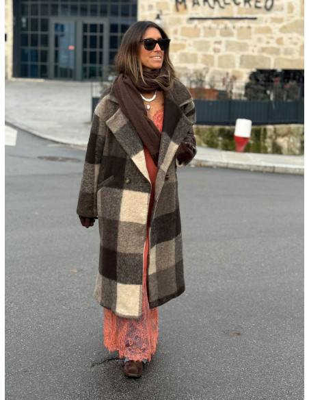 Abrigo cruzado a cuadros en tonos marrones y crudo