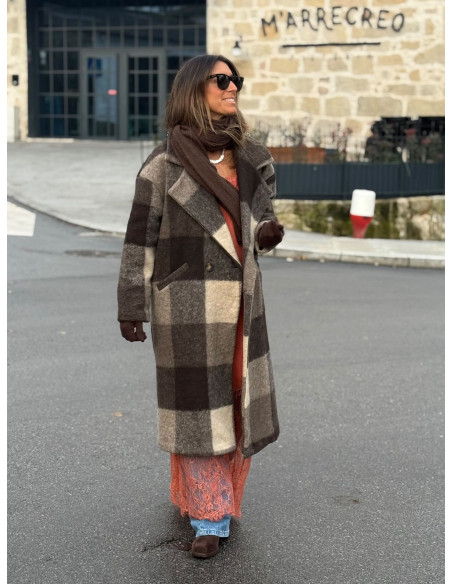 Abrigo cruzado a cuadros en tonos marrones y crudo