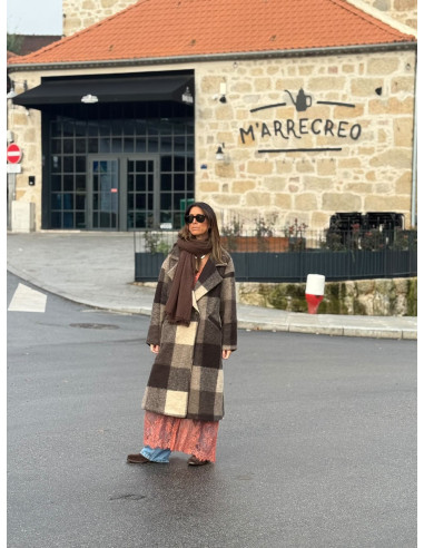 Abrigo cruzado a cuadros en tonos marrones y crudo