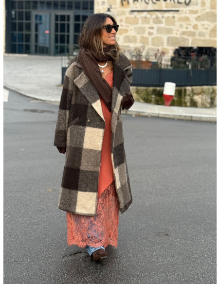 Abrigo cruzado a cuadros en tonos marrones y crudo