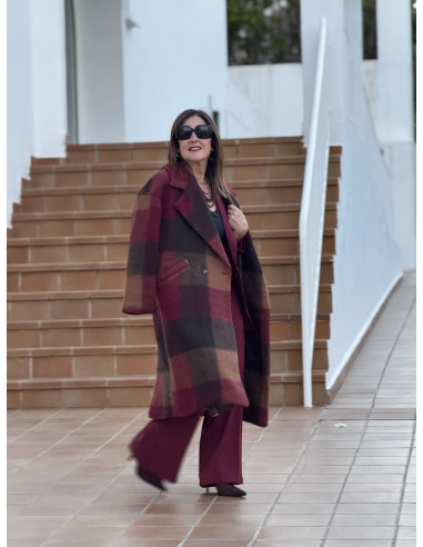 Abrigo cruzado a cuadros en tonos granates