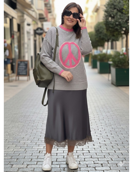 Suéter gris con símbolo de la paz en rosa