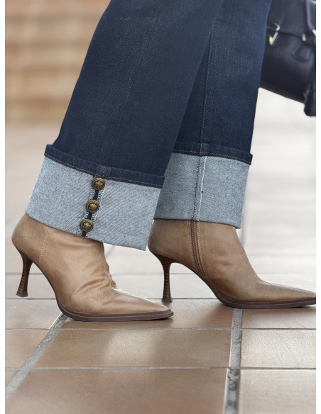 Pantalón vaquero recto con vuelta y botones laterales