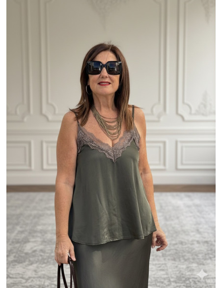 Top lencero verde con puntilla taupe y tirantes regulables