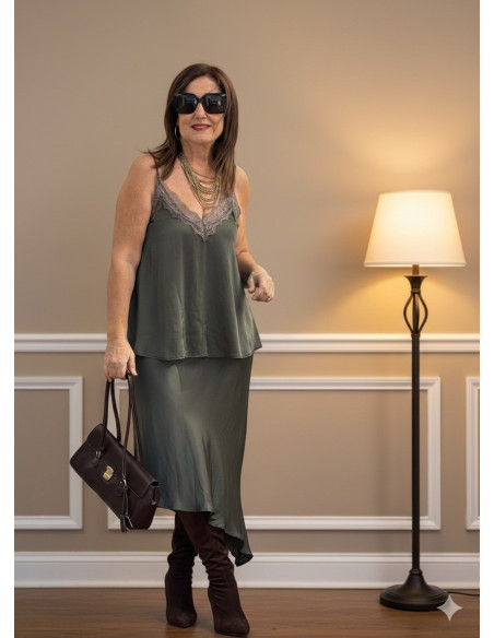 Top lencero verde con puntilla taupe y tirantes regulables