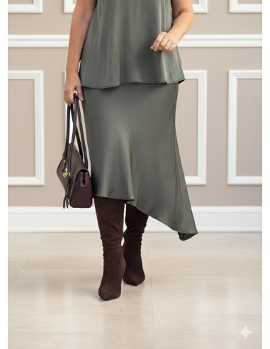 Falda verde en satén con corte asimétrico y...