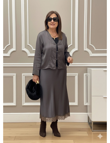 Falda satinada gris con puntilla taupe y cintura elástica