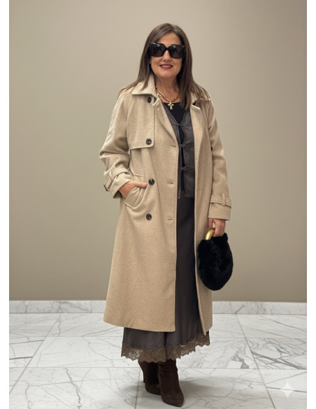 Gabardina de paño en color crudo con cinturón y forro