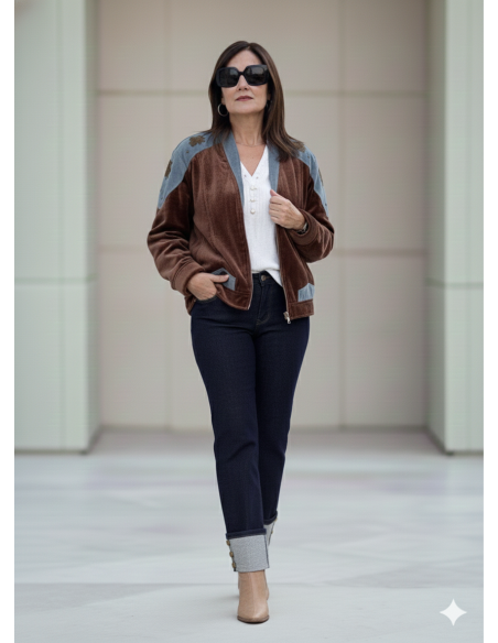 Cazadora terciopelo marrón chocolate combinada con denim y bordados