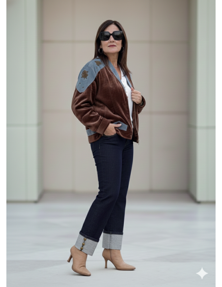 Cazadora terciopelo marrón chocolate combinada con denim y bordados