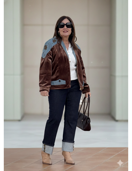 Cazadora terciopelo marrón chocolate combinada con denim y bordados