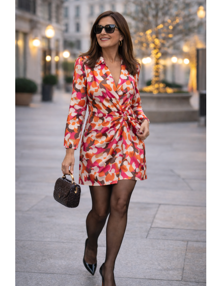 Vestido cruzado estampado retro en tonos marrón y rosa