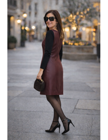 Vestido corto sin mangas efecto piel color granate